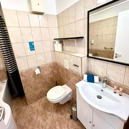 Star With Free Parking Apartment *