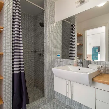 Star With Free Parking Apartment *